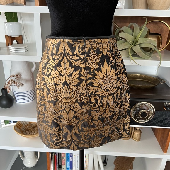 Black and gold Zara skirt in size small - Picture 7 of 8